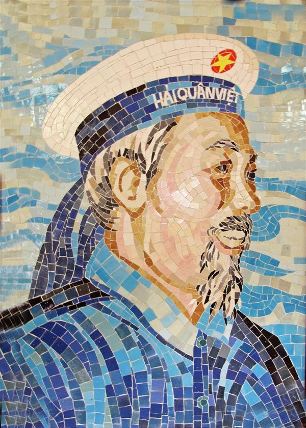 Bức tranh gốm sứ Bác Hồ đội mũ hải quân ở Trường Sa thân yêu